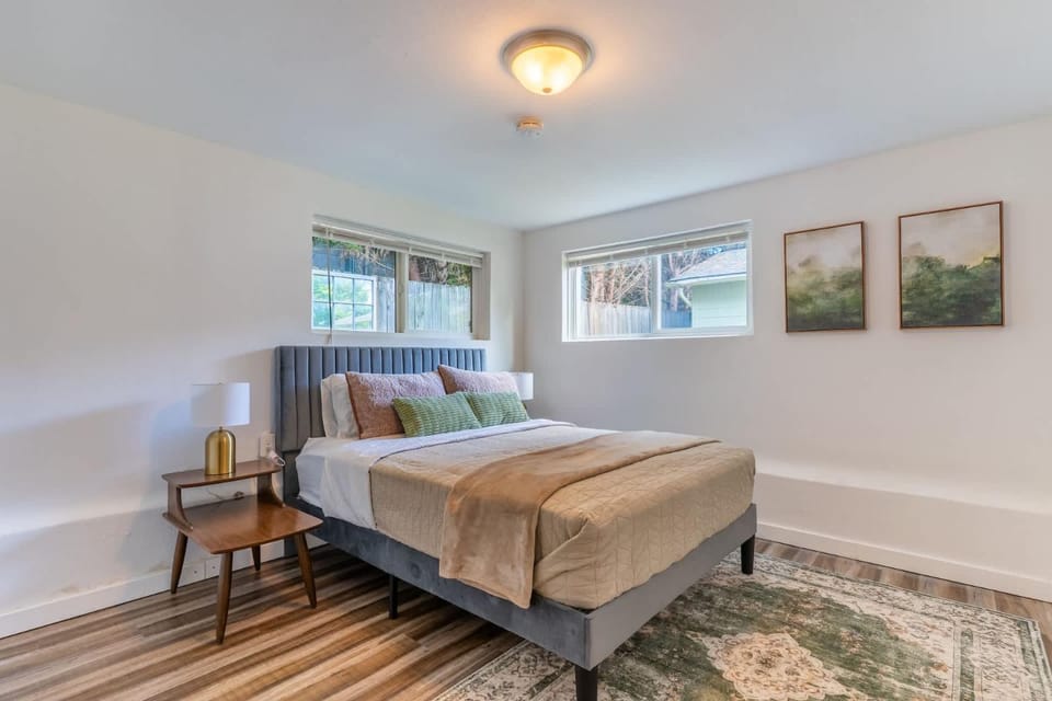 Entire Apt in South Seattle Workspace and Yard House in Seattle