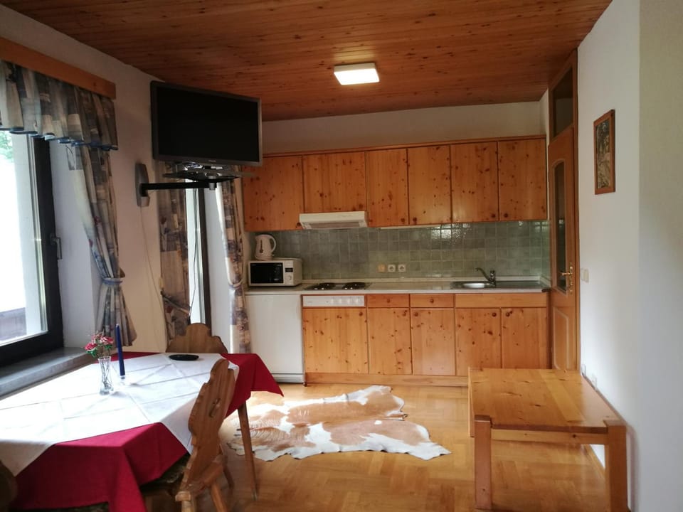TV and multimedia, Coffee/tea facilities, Kitchen or kitchenette, Living room, Dining area, Bedroom