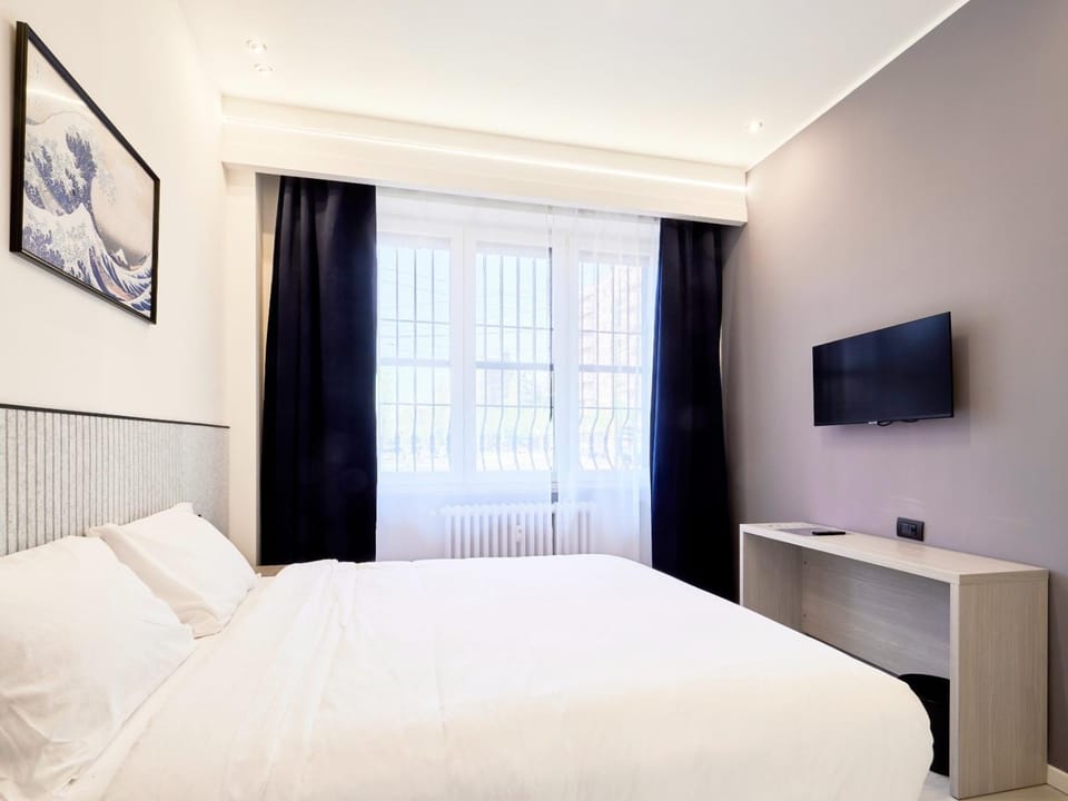 Bed, TV and multimedia, Photo of the whole room, Bedroom