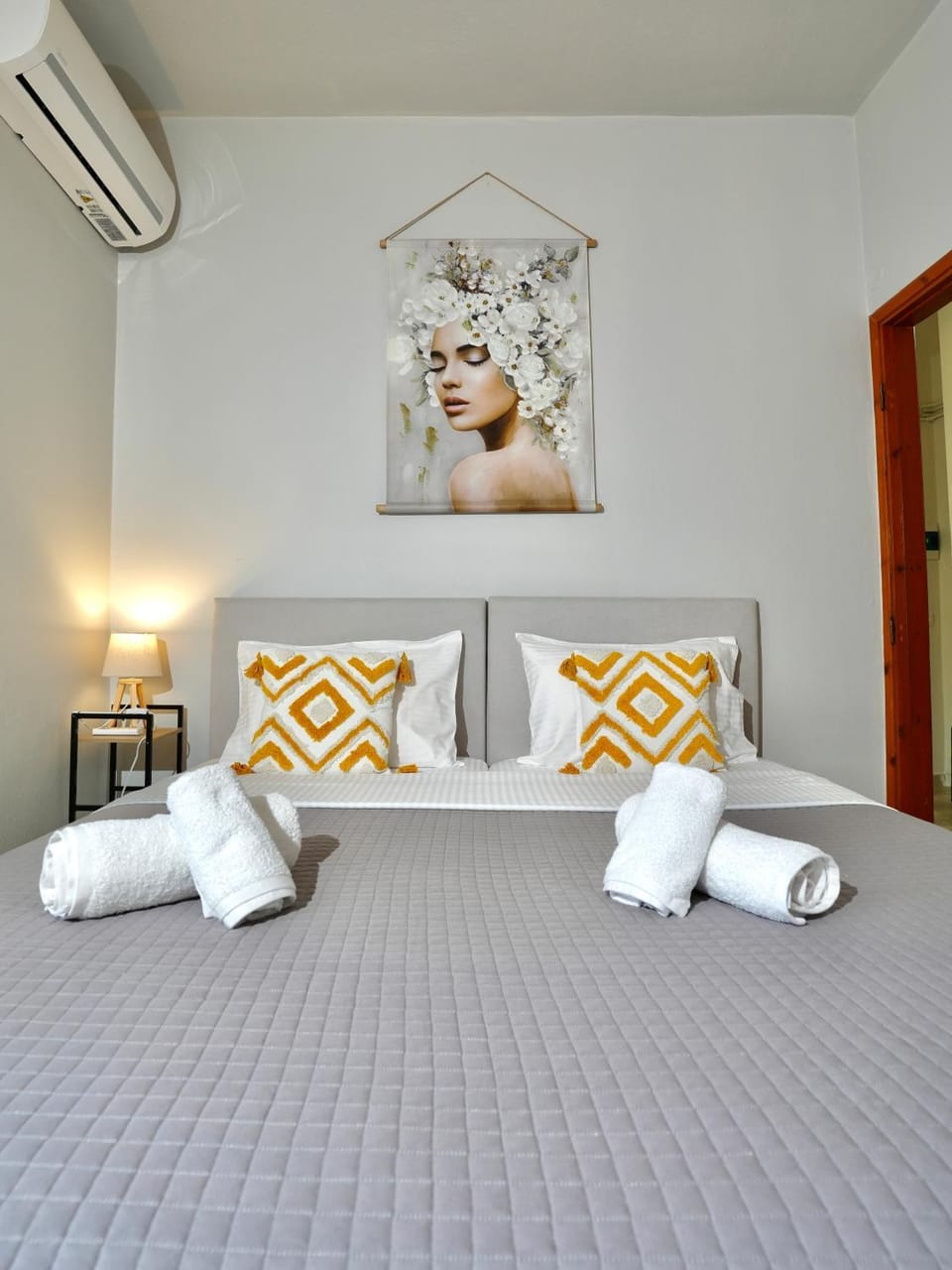 Bed, towels, air conditioner