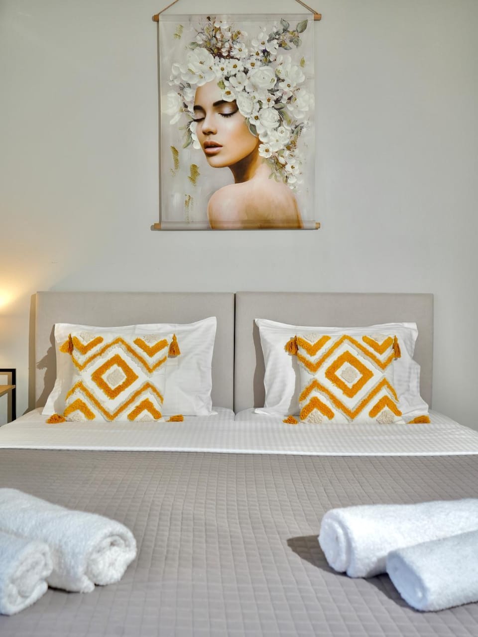 Bed, Decorative detail, towels
