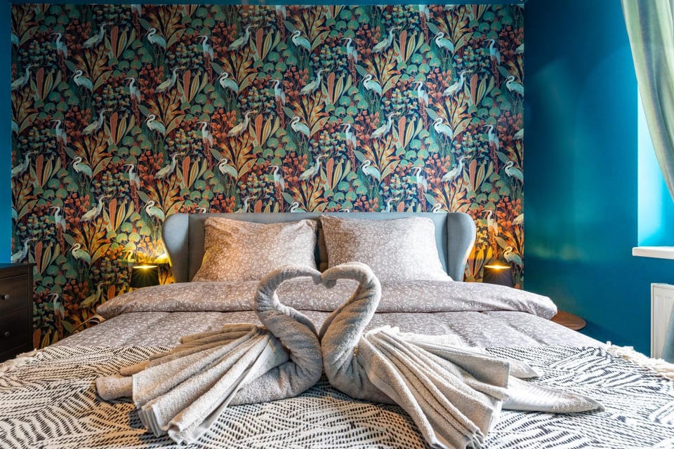 Bed, Bedroom, towels