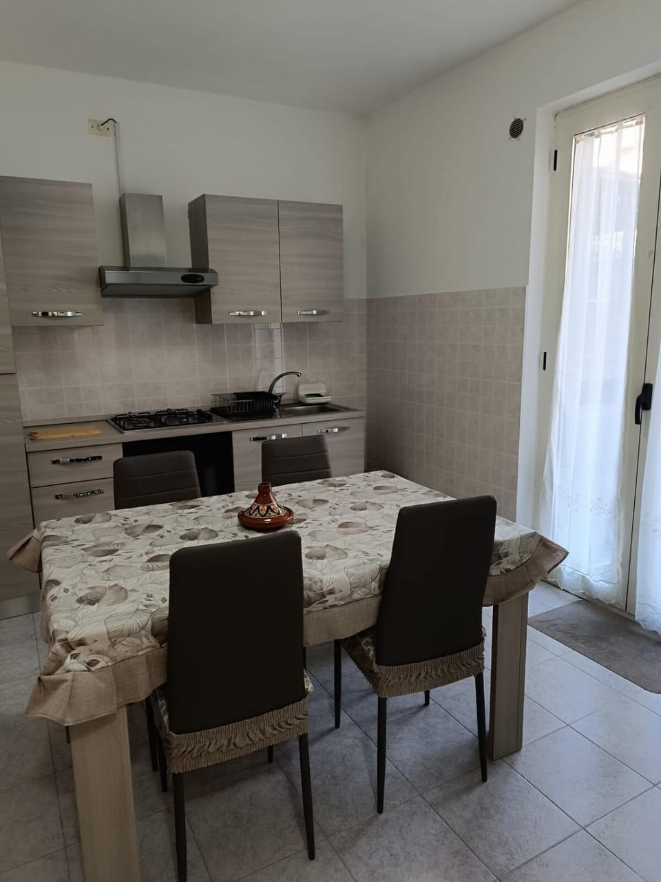 Kitchen or kitchenette, Dining area, stove