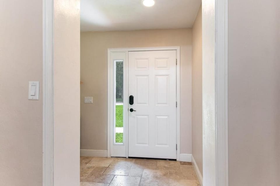 Modern, Fully Upgraded Home with BBQ and Firepit! House in Gainesville