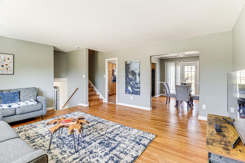 4 Mi to Northwest Stadium: Inviting Home! House in Prince Georges County