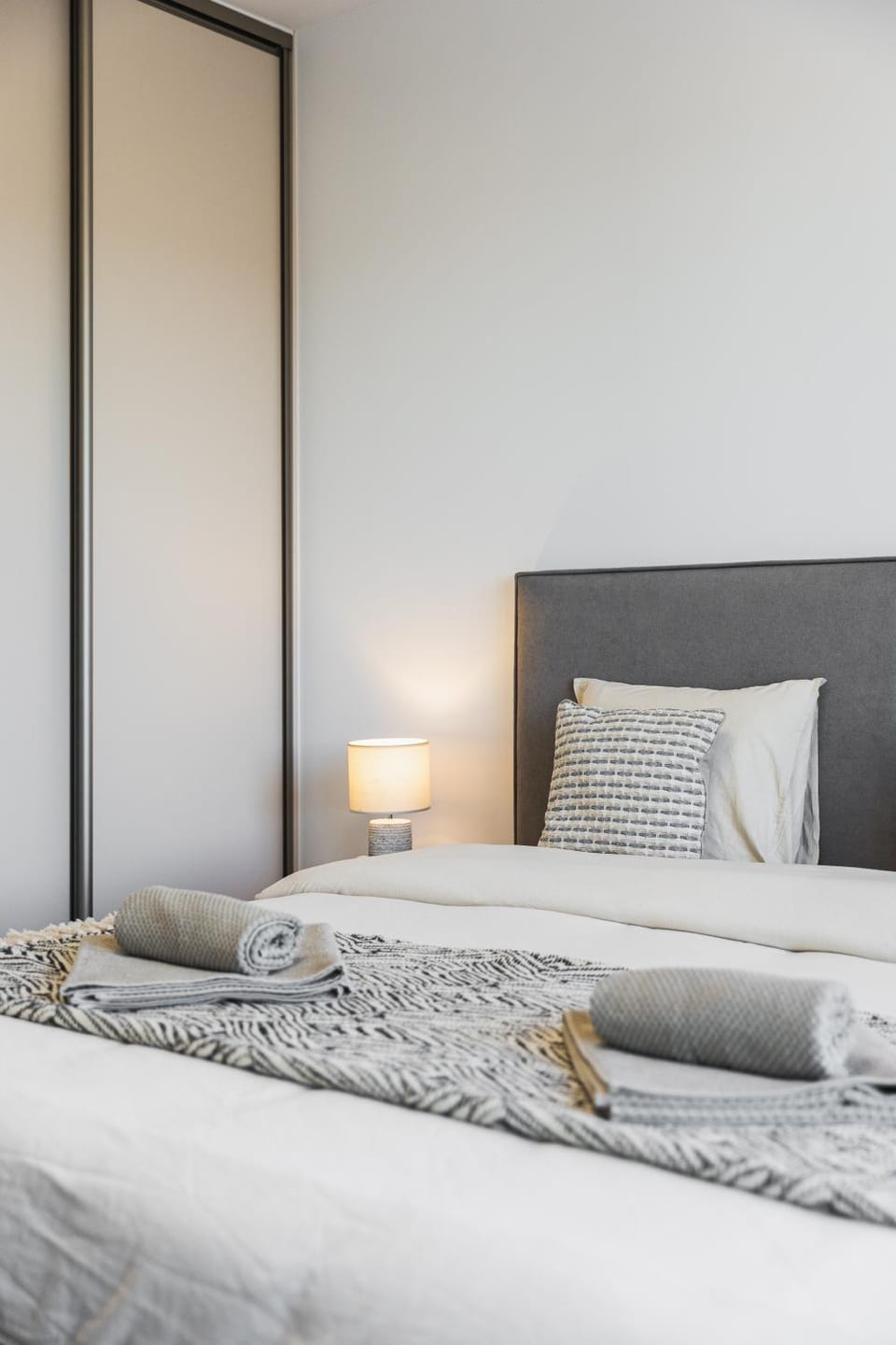 Bed, Bedroom, towels