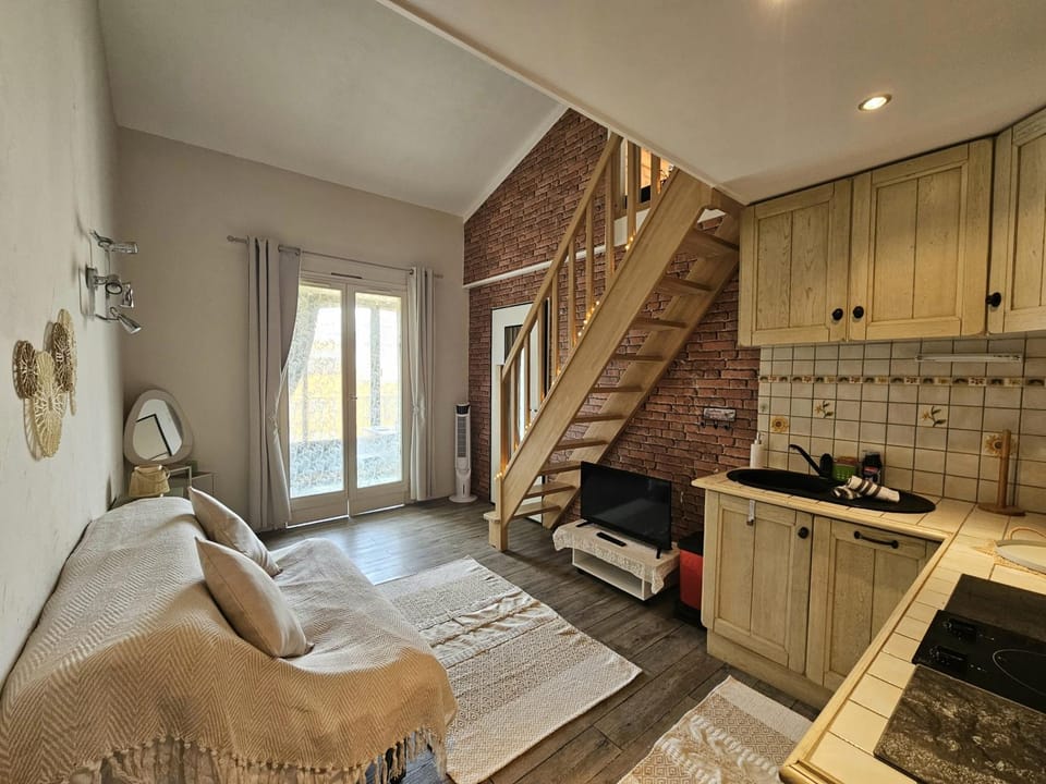 TV and multimedia, Kitchen or kitchenette, Seating area