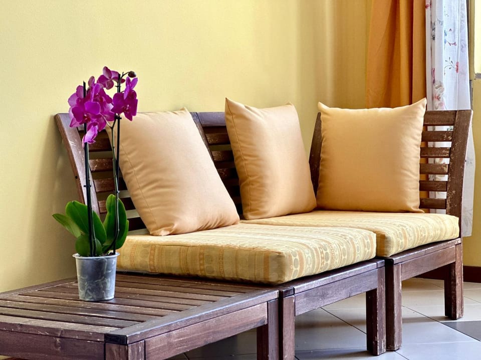 Living room, Seating area, Communal kitchen, Breakfast