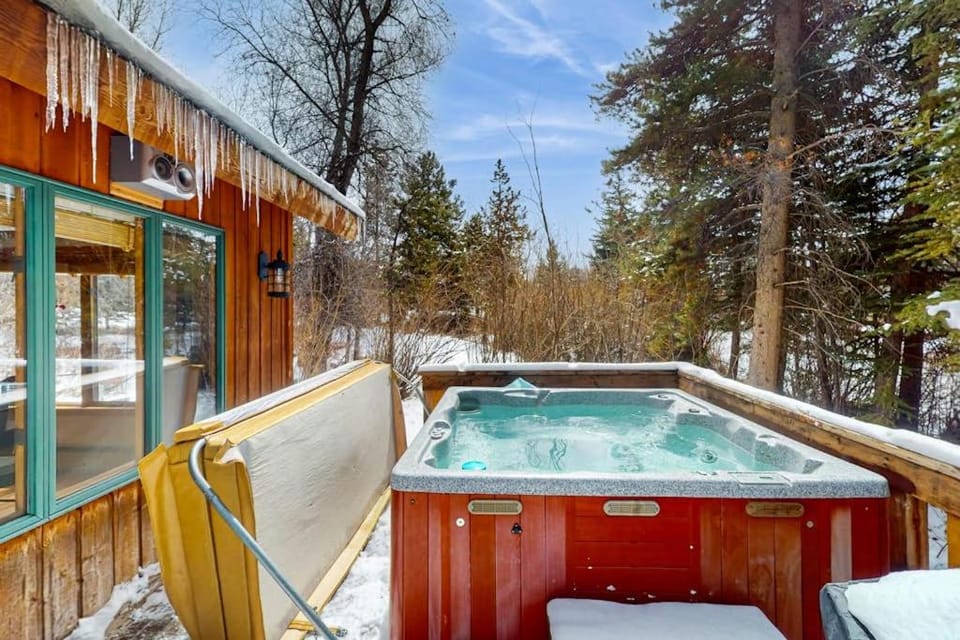 Blue Riverfront Retreat House in Silverthorne