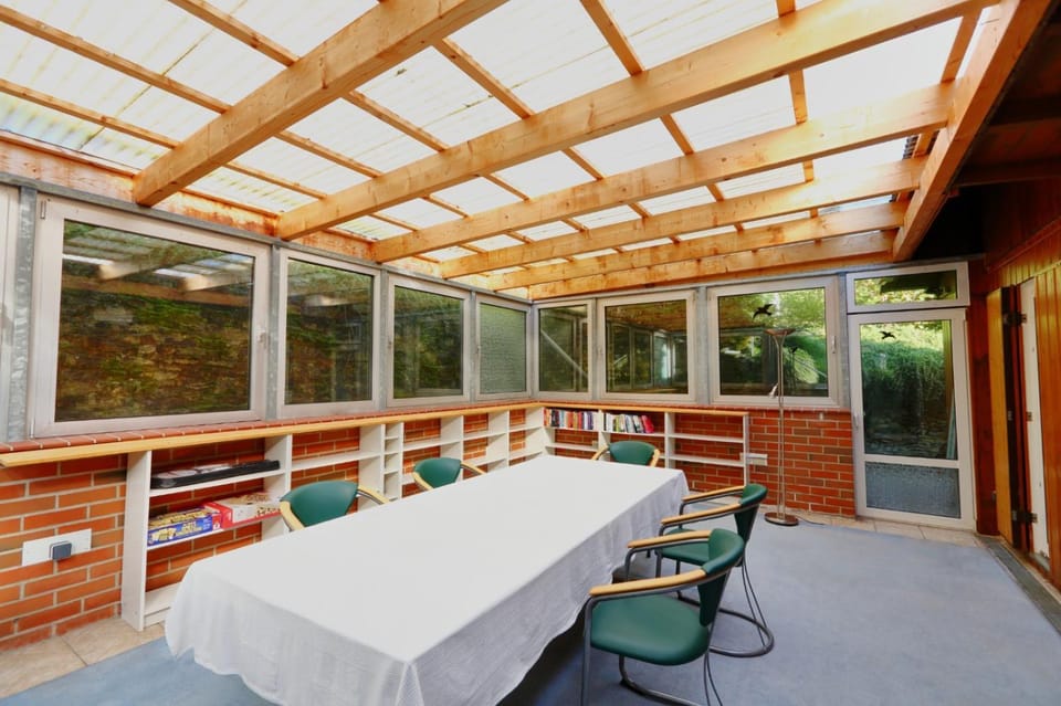 Game Room, Business facilities
