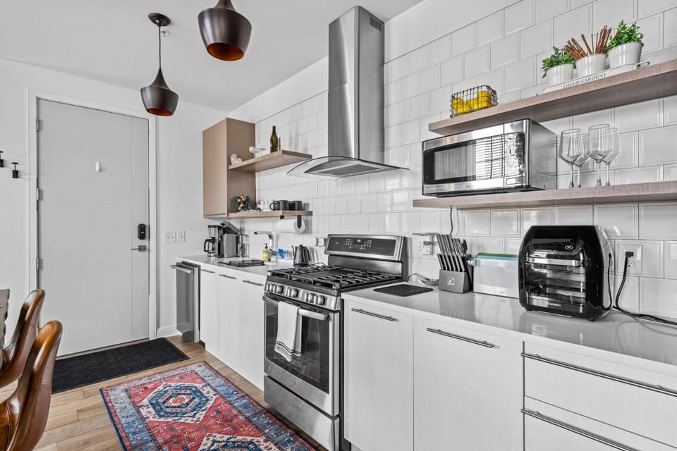 Coffee/tea facilities, Kitchen or kitchenette, dishwasher, oven, stove, toaster