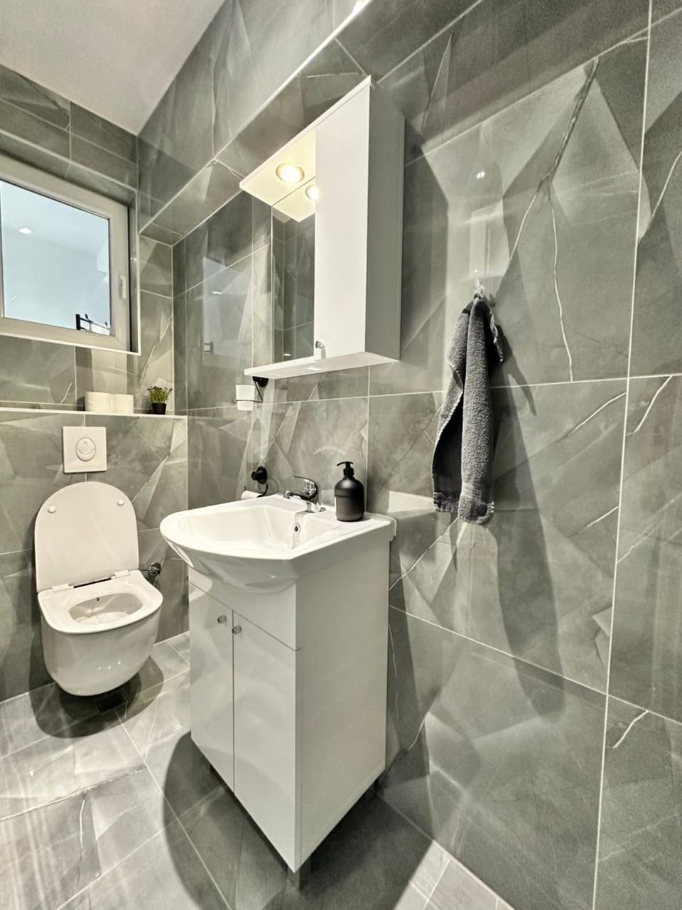 Toilet, towels