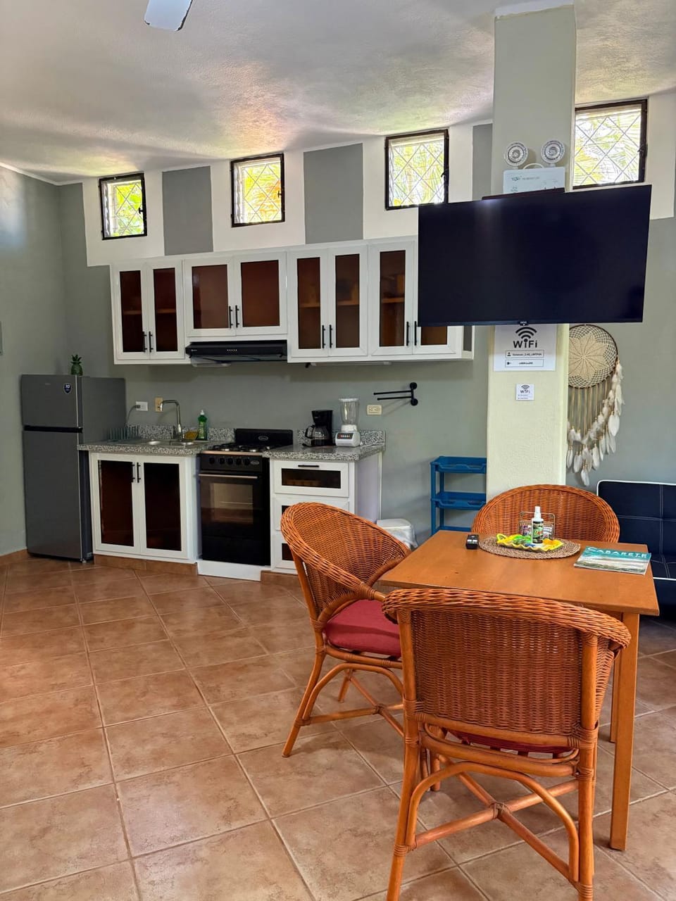 TV and multimedia, Kitchen or kitchenette, Dining area, minibar, oven, stove