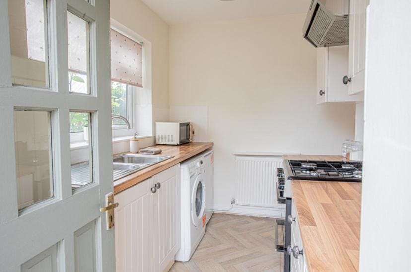 Warm Cottage Stay In Lindley - Long Term House in Huddersfield