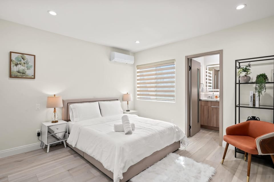 Stylish New Home Bright Modern & Fully Stocked House in Covina