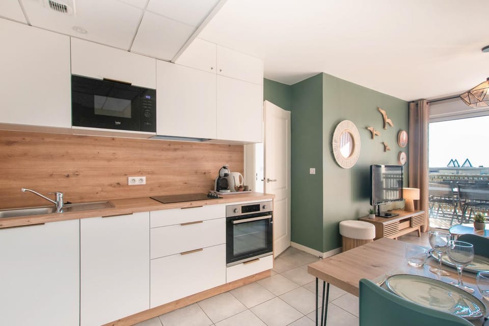 Coffee/tea facilities, Kitchen or kitchenette, Dining area, dishwasher, oven, stove