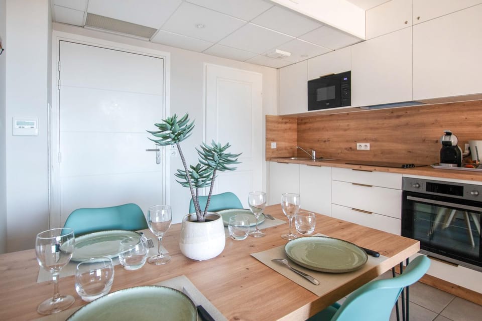 Kitchen or kitchenette, Dining area, oven, stove