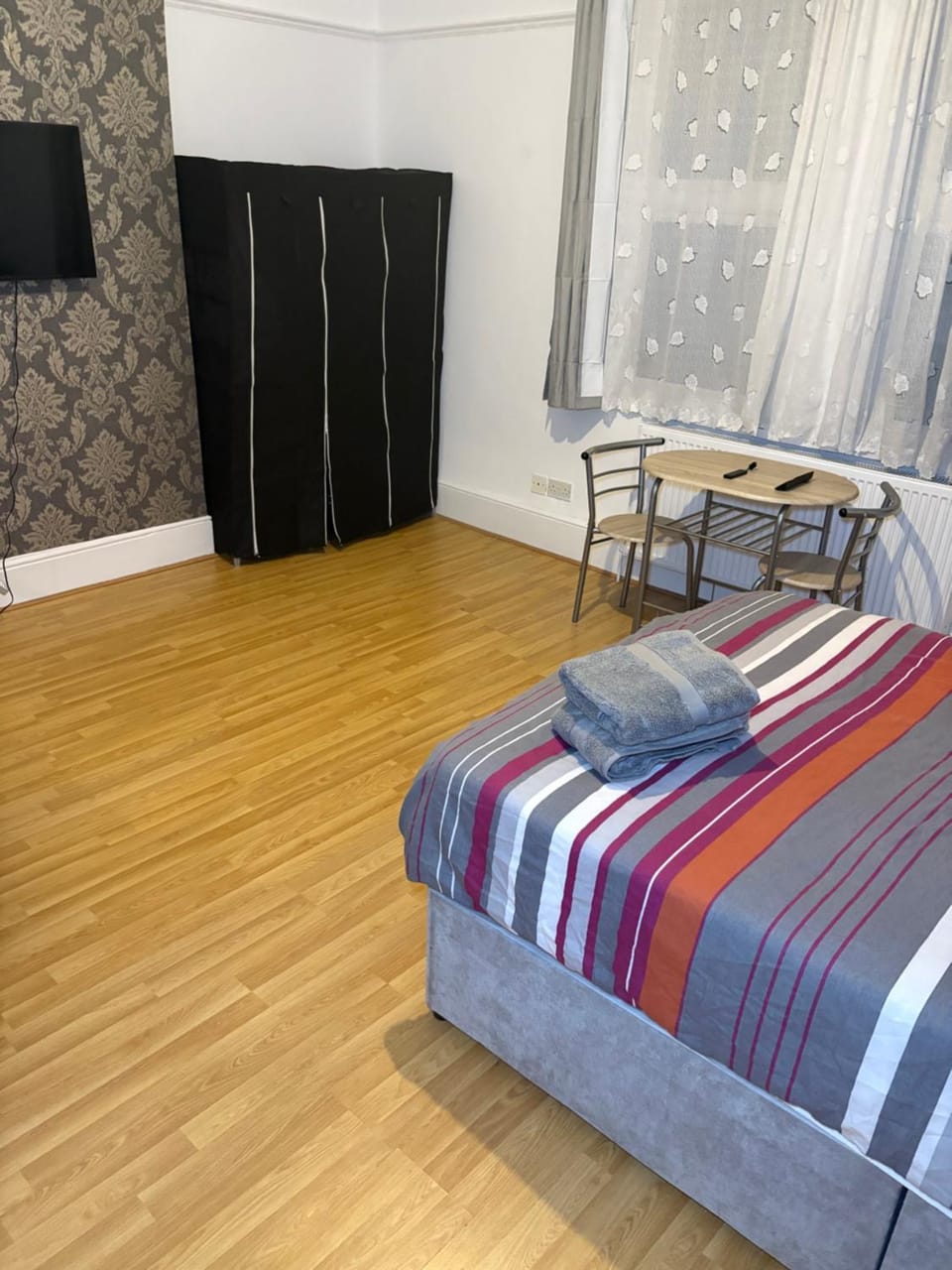 Cosy room 5 s Bed and Breakfast in London Borough of Croydon