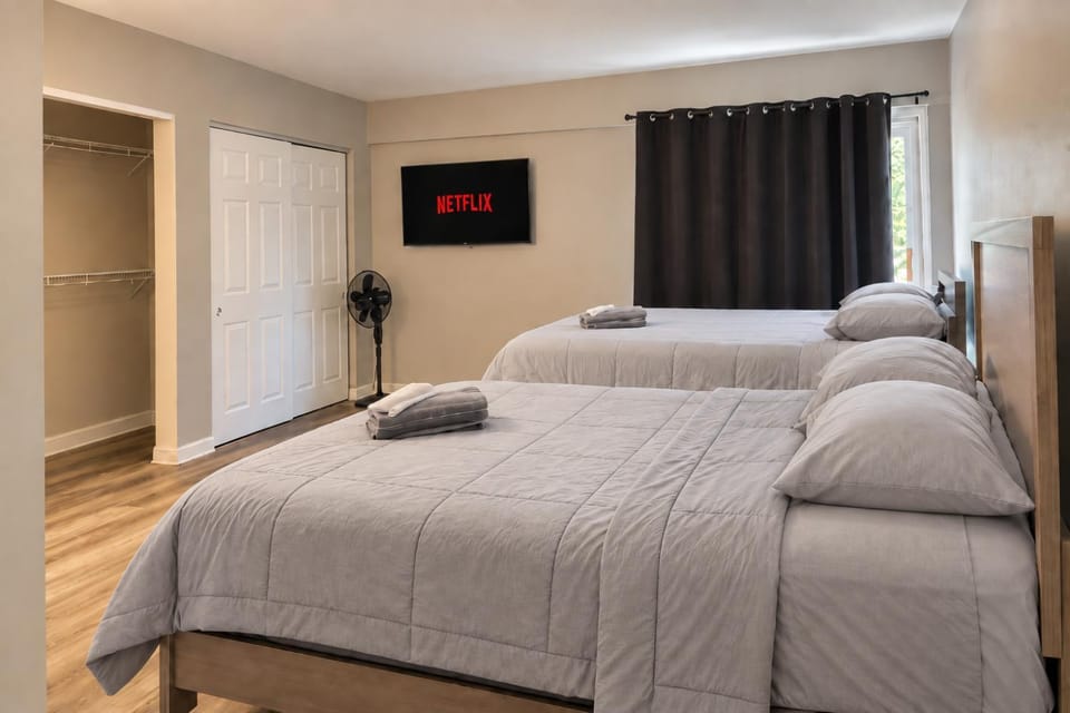 Bed, TV and multimedia, Bedroom, wardrobe