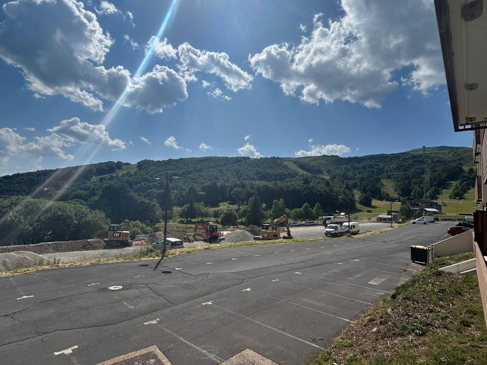 Studio au centre, accès direct piste, parking gratuit - FR-1-814-106 Apartment in Besse-et-Saint-Anastaise