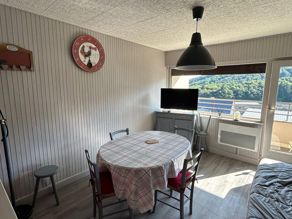 Appartement rénové cosy au centre de Super Besse - FR-1-814-119 Apartment in Besse-et-Saint-Anastaise