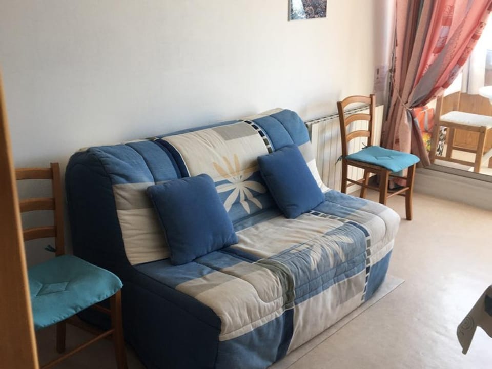 Studio avec loggia à Super Besse, proche des pistes - FR-1-814-112 Apartment in Besse-et-Saint-Anastaise