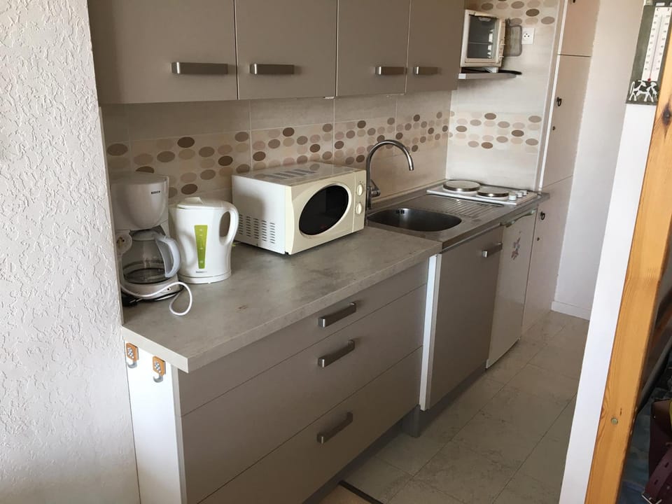 Studio avec loggia à Super Besse, proche des pistes - FR-1-814-112 Apartment in Besse-et-Saint-Anastaise