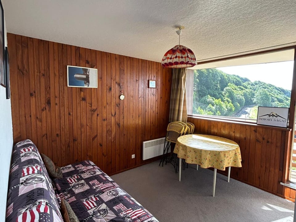 Studio skis aux pieds pour 4 personnes près des pistes - FR-1-814-110 Apartment in Besse-et-Saint-Anastaise