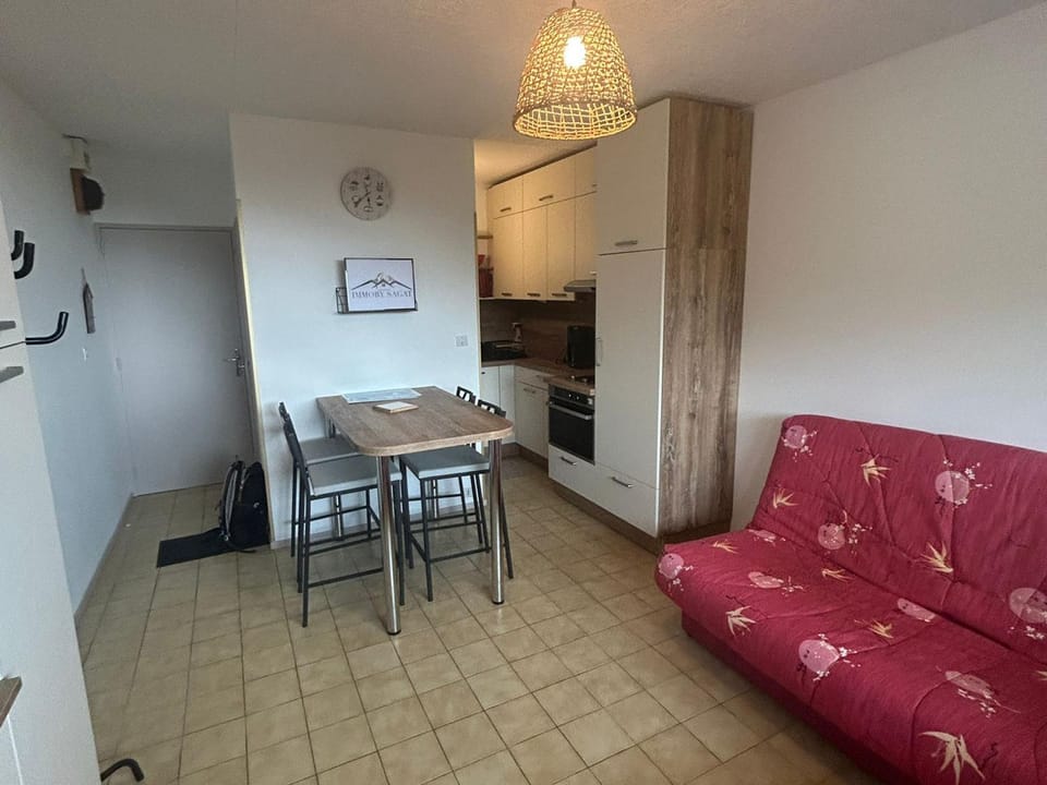 Studio moderne rénové aux pieds des pistes à Super Besse - FR-1-814-122 Apartment in Besse-et-Saint-Anastaise
