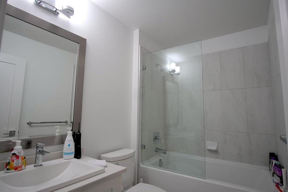 Shower, Toilet, Bathroom, Bath, bidet, towels