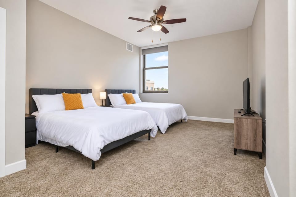 Bed, TV and multimedia, Photo of the whole room, Bedroom