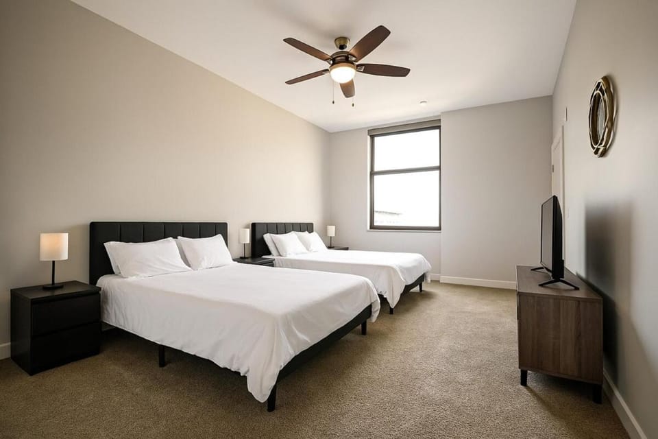 Spacious Downtown Sq Stadium, Casino, R&R HoF Apartment in Cleveland Heights