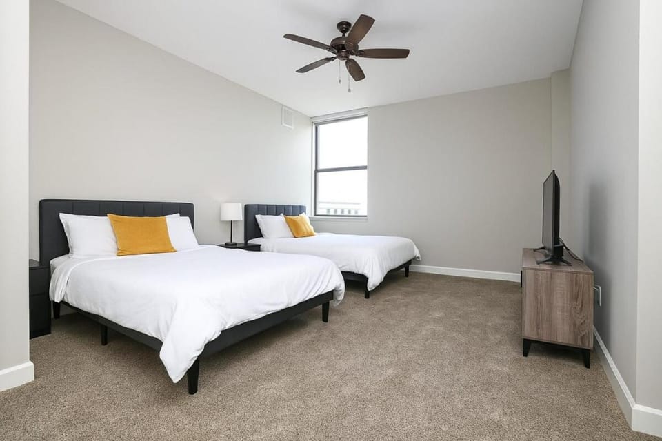 Spacious Downtown Sq Stadium, Casino, R&R HoF Apartment in Cleveland Heights