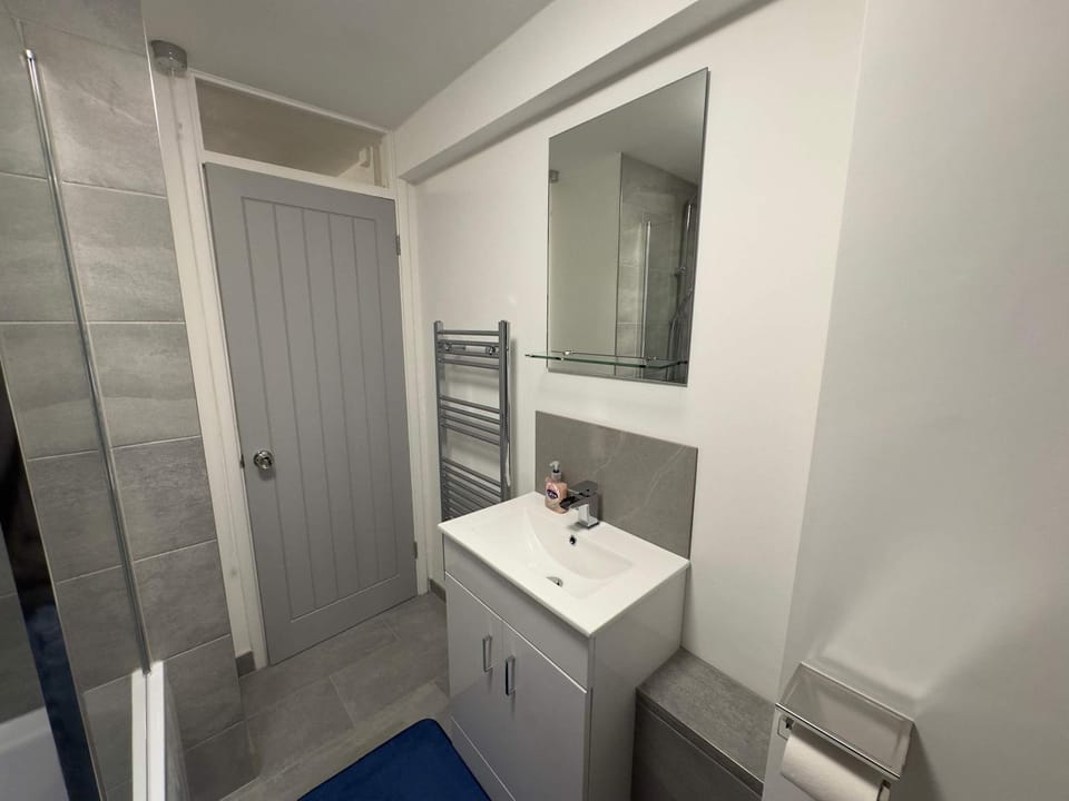 Stylish 2BR, Fast Wifi with balcony House in London Borough of Southwark