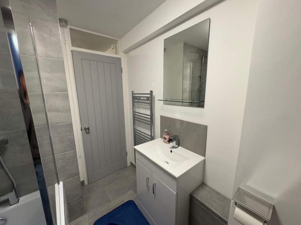 Stylish 2BR, Fast Wifi with balcony House in London Borough of Southwark