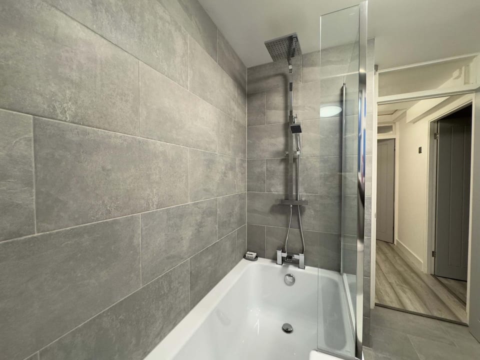 Stylish 2BR, Fast Wifi with balcony House in London Borough of Southwark