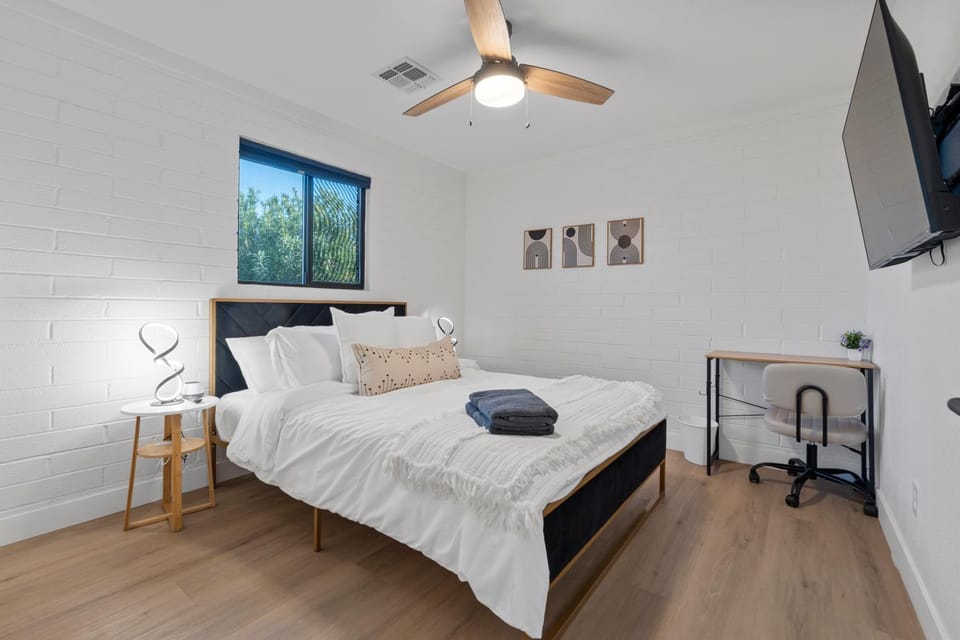 Biltmore 2BR Bungalow #2 - Workspace, Free Parking, Laundry, Patio! Apartment in Phoenix