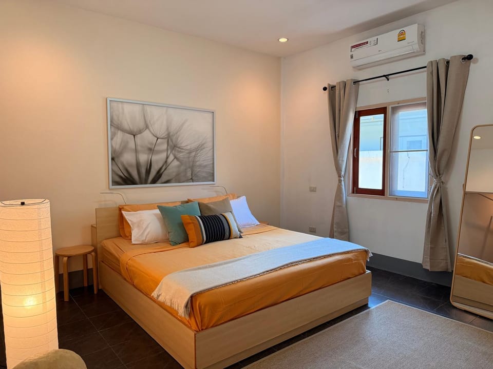 Bed, Photo of the whole room, Bedroom, air conditioner
