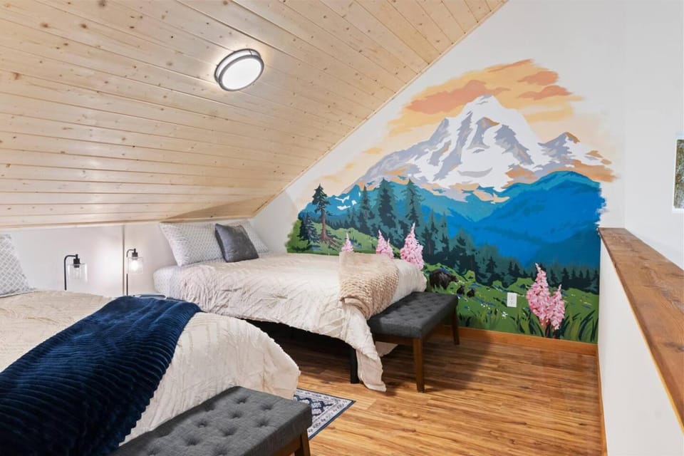 Rainier's Newest Luxury Chalet with Hot Tub-AC-WiFi House in Ashford