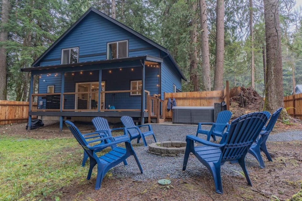 Rainier's Newest Luxury Chalet with Hot Tub-AC-WiFi House in Ashford