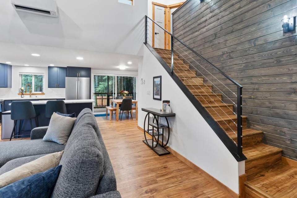 Rainier's Newest Luxury Chalet with Hot Tub-AC-WiFi House in Ashford