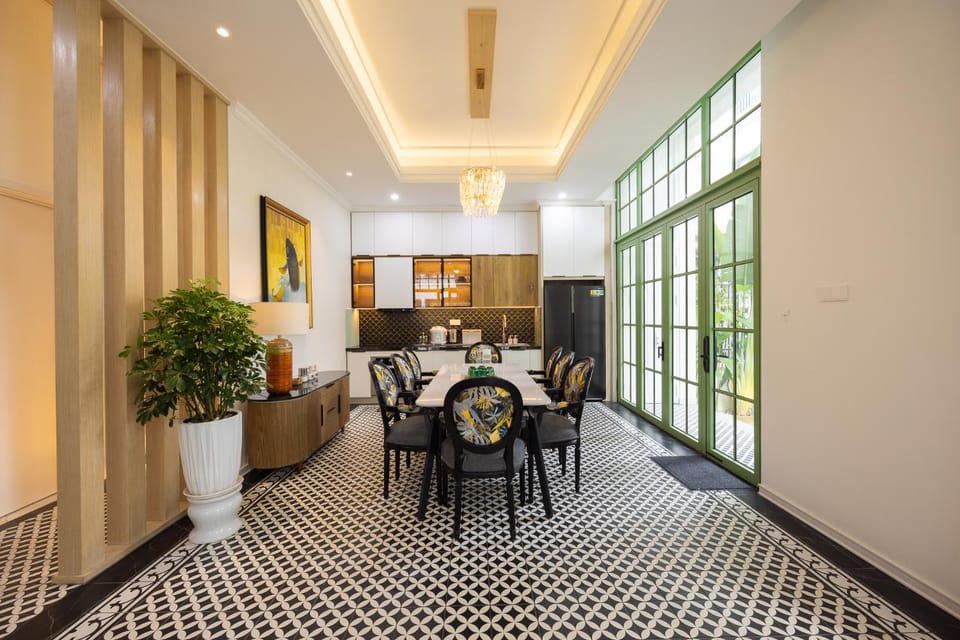 Kitchen or kitchenette, Seating area, Dining area