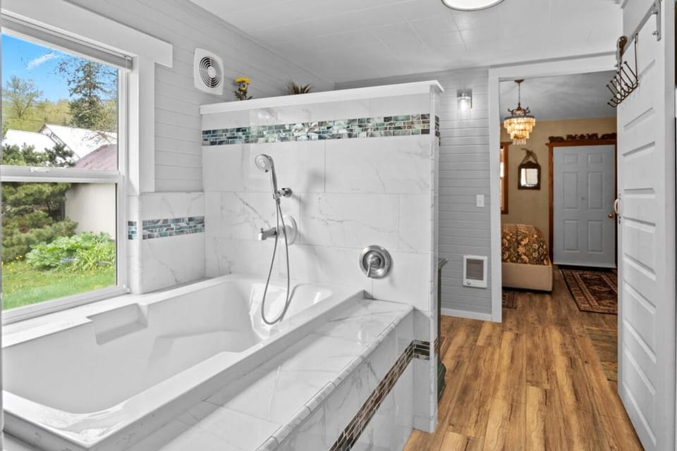 Mt Rainier Retreat with Spa Bathroom-Hot Tub-Fireplace House in Ashford