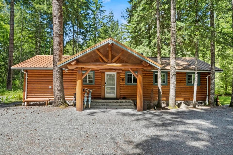 Creekside Cabin with Hot Tub-Fireplace-Pool Table Cabin in Washington
