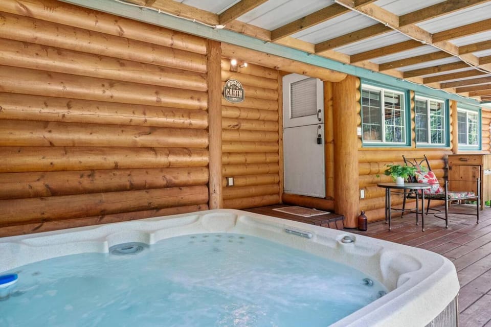 Creekside Cabin with Hot Tub-Fireplace-Pool Table Cabin in Washington