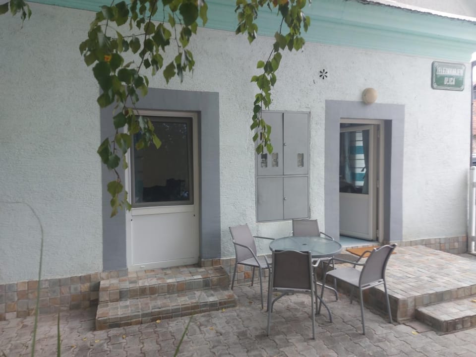 Patio, Facade/entrance
