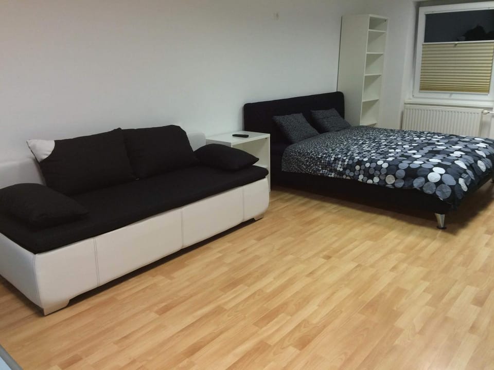 Bed, TV and multimedia, Living room, Photo of the whole room, Seating area, Bedroom