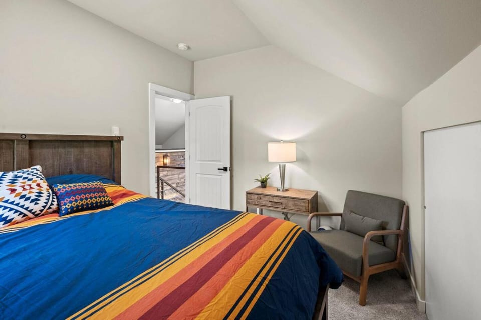 Rainier Cabin with Fireplace-WiFi-Yard-Meadow Views Cabin in Ashford