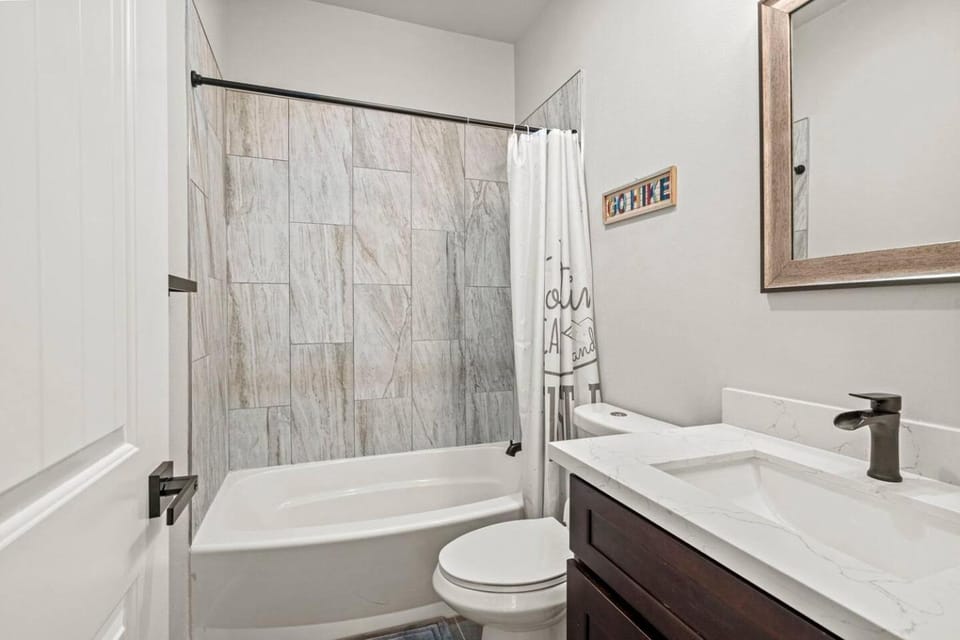 Rainier Cabin with Fireplace-WiFi-Yard-Meadow Views Cabin in Ashford