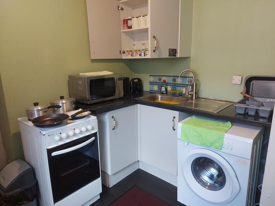 Kitchen or kitchenette, oven, toaster, washing machine